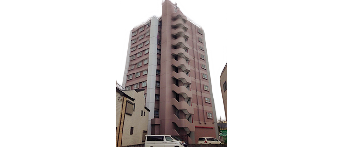 早坂富士夫が購入した千葉市の中古マンションです。赤い外壁と丸い外階段が特徴的な造りです。